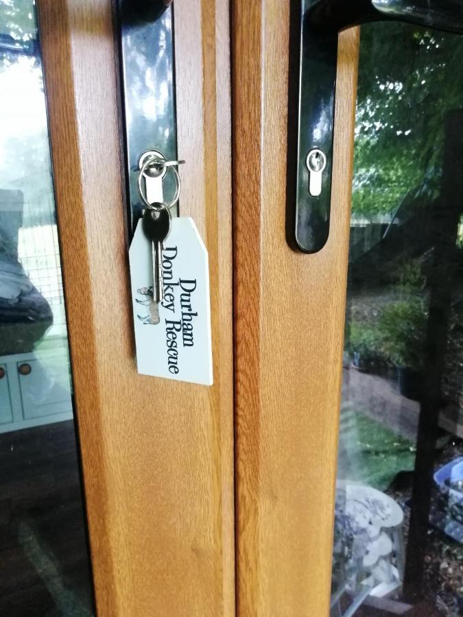 Отель Durham Donkey Rescue Shepherd'S Hut Экстерьер фото